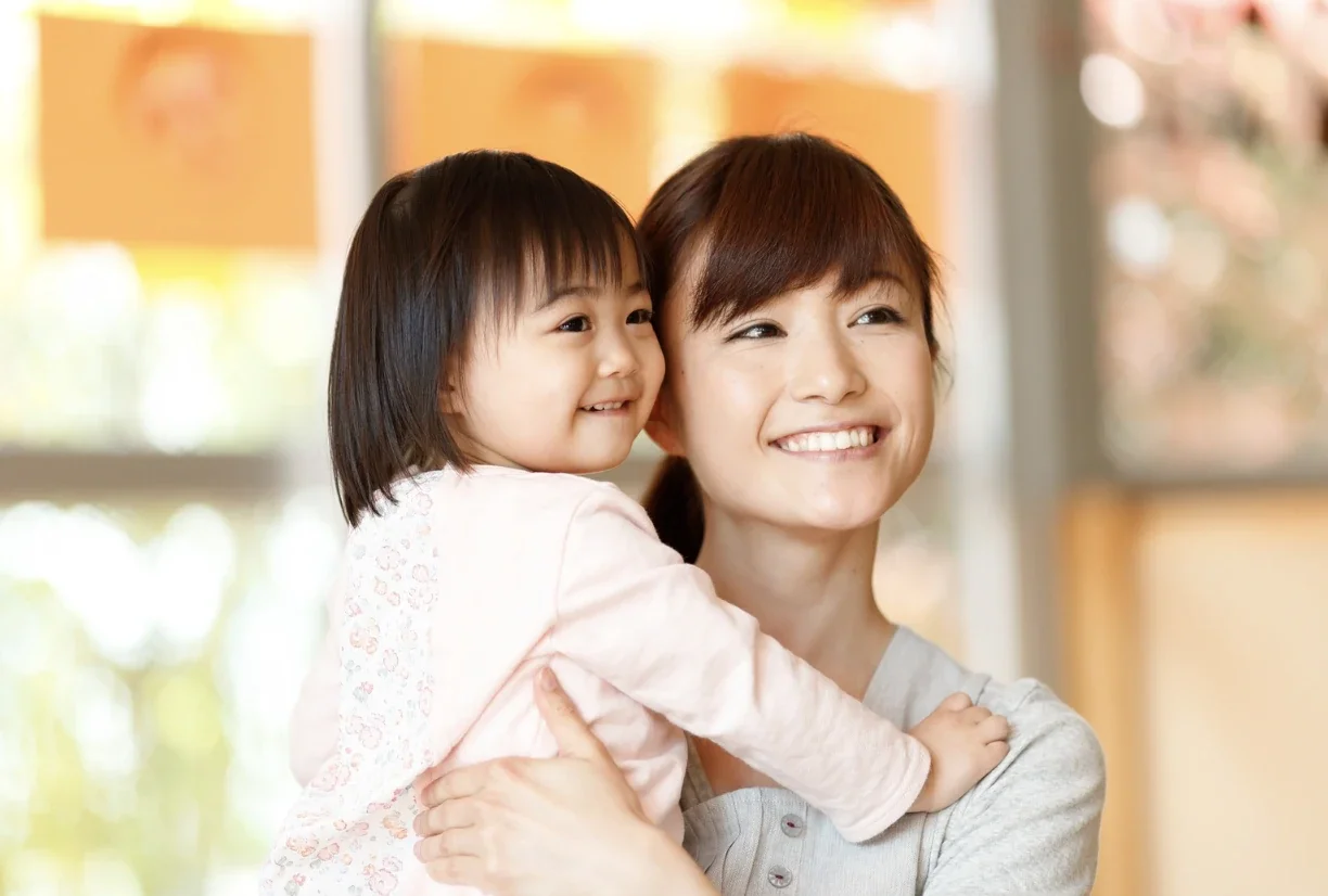 子どもを抱く母親