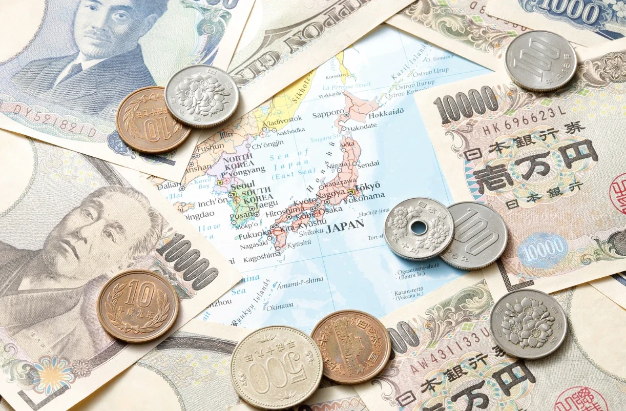 日本地図の上に置かれた紙幣と硬貨