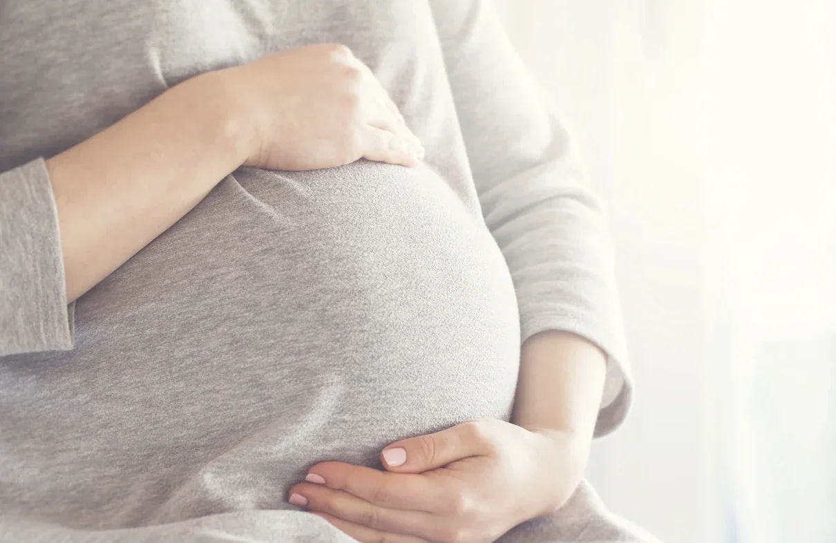 お腹に手を添える妊婦