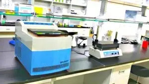 DNA 추출 장비를 다루는 seeDNA 연구소 검사원